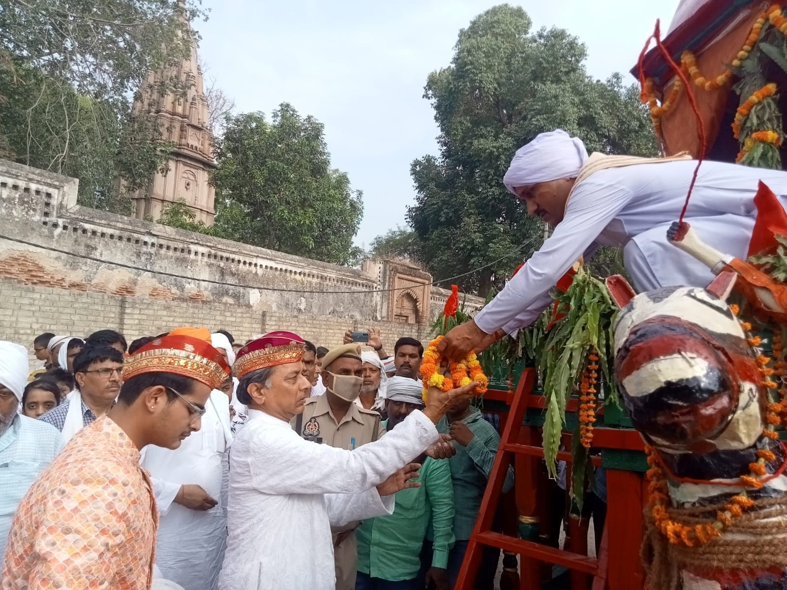 The Maharaja with his young son at the Rath Yatra mela